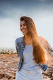 Φωτεινή εικόνα της γελώντας γυναίκας στην παραλία backlight φως του ήλιου στο backgroiund Όμορφο καυκάσιο νέο θηλυκό πρότυπο στοκ φωτογραφία με δικαίωμα ελεύθερης χρήσης Φωτεινή εικόνα της γελώντας γυναίκας στην παραλία backlight φως του ήλιου στο backgroiund Όμορφο καυκάσιο νέο θηλυκό πρότυπο στοκ φωτογραφία με δικαίωμα ελεύθερης χρήσης