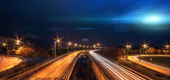 Φωτεινή μπλε ελαφριά μύγα σκαφών UFO επάνω από την πόλη και τη θολωμένη οδική κυκλοφορία τη νύχτα στοκ φωτογραφία με δικαίωμα ελεύθερης χρήσης Φωτεινή μπλε ελαφριά μύγα σκαφών UFO επάνω από την πόλη και τη θολωμένη οδική κυκλοφορία τη νύχτα στοκ φωτογραφία με δικαίωμα ελεύθερης χρήσης
