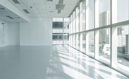 Φωτεινό κτίριο γραφείων τοίχων γυαλιού με την άποψη πόλεων Στοκ φωτογραφία με δικαίωμα ελεύθερης χρήσης Φωτεινό κτίριο γραφείων τοίχων γυαλιού με την άποψη πόλεων Στοκ φωτογραφία με δικαίωμα ελεύθερης χρήσης