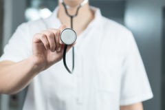 Φωτεινός στενός επάνω του αρσενικού γιατρού σε ομοιόμορφο με το στηθοσκόπιο Άκουσμα και κράτημα του στηθοσκοπίου διάστημα αντιγρά στοκ εικόνες Φωτεινός στενός επάνω του αρσενικού γιατρού σε ομοιόμορφο με το στηθοσκόπιο Άκουσμα και κράτημα του στηθοσκοπίου διάστημα αντιγρά στοκ εικόνες