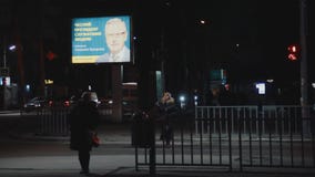 Φωτισμένος πίνακας διαφημίσεων Προεκλογική εκστρατεία διαφήμισης του προεδρικού υποψηφίου Anatoly Gritsenko Οδός βραδιού crosswal απόθεμα βίντεο Φωτισμένος πίνακας διαφημίσεων Προεκλογική εκστρατεία διαφήμισης του προεδρικού υποψηφίου Anatoly Gritsenko Οδός βραδιού crosswal απόθεμα βίντεο