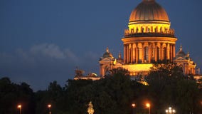 Φωτισμός νύχτας του καθεδρικού ναού του ST Isaac ` s στη Αγία Πετρούπολη στοκ φωτογραφία με δικαίωμα ελεύθερης χρήσης Φωτισμός νύχτας του καθεδρικού ναού του ST Isaac ` s στη Αγία Πετρούπολη στοκ φωτογραφία με δικαίωμα ελεύθερης χρήσης