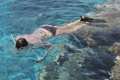Φωτογράφος γυναικών που βουτά στο νερό της Ερυθράς Θάλασσας στοκ φωτογραφία Φωτογράφος γυναικών που βουτά στο νερό της Ερυθράς Θάλασσας στοκ φωτογραφία