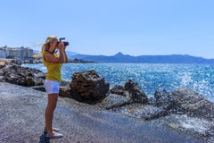 Φωτογράφος φύσης φωτογράφων γυναικών που πυροβολεί τη θάλασσα μικρό ταξίδι χαρτών του Δουβλίνου έννοιας πόλεων αυτοκινήτων στοκ εικόνες Φωτογράφος φύσης φωτογράφων γυναικών που πυροβολεί τη θάλασσα μικρό ταξίδι χαρτών του Δουβλίνου έννοιας πόλεων αυτοκινήτων στοκ εικόνες