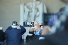 Φωτογραφία ενός τηλεφώνου που παίρνει μια φωτογραφία του μνημείου του Λίνκολν cro στοκ εικόνα Φωτογραφία ενός τηλεφώνου που παίρνει μια φωτογραφία του μνημείου του Λίνκολν cro στοκ εικόνα