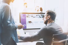 Φωτογραφία διαδικασίας Coworking Νέο πρόγραμμα εργασίας ομάδων διευθυντών Νέο επιχειρησιακό πλήρωμα που εργάζεται με το σύγχρονο στοκ φωτογραφία με δικαίωμα ελεύθερης χρήσης Φωτογραφία διαδικασίας Coworking Νέο πρόγραμμα εργασίας ομάδων διευθυντών Νέο επιχειρησιακό πλήρωμα που εργάζεται με το σύγχρονο στοκ φωτογραφία με δικαίωμα ελεύθερης χρήσης