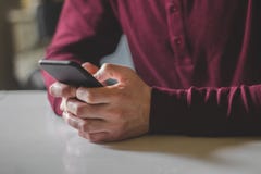 Φωτογραφία κινηματογραφήσεων σε πρώτο πλάνο του κινητού τηλεφώνου εκμετάλλευσης ατόμων στοκ φωτογραφία Φωτογραφία κινηματογραφήσεων σε πρώτο πλάνο του κινητού τηλεφώνου εκμετάλλευσης ατόμων στοκ φωτογραφία