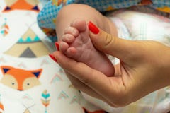 Φωτογραφία με τα πόδια των παιδιών στοκ εικόνες Φωτογραφία με τα πόδια των παιδιών στοκ εικόνες