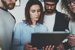 Φωτογραφία ομάδων Coworking μαζί Ομάδα νέων συναδέλφων που χρησιμοποιούν το ηλεκτρονικό μαξιλάρι αφής στη σύγχρονη σοφίτα γραφείω στοκ εικόνα Φωτογραφία ομάδων Coworking μαζί Ομάδα νέων συναδέλφων που χρησιμοποιούν το ηλεκτρονικό μαξιλάρι αφής στη σύγχρονη σοφίτα γραφείω στοκ εικόνα