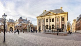 Φωτογραφία πανοράματος του Mauritshuis με το Grenadierspoort στο Binnenhof στη Χάγη στοκ φωτογραφίες Φωτογραφία πανοράματος του Mauritshuis με το Grenadierspoort στο Binnenhof στη Χάγη στοκ φωτογραφίες