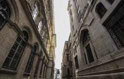 Φωτογραφία της παλαιάς ιστορικής αρχιτεκτονικής μεταξύ της οδού στοκ εικόνες Φωτογραφία της παλαιάς ιστορικής αρχιτεκτονικής μεταξύ της οδού στοκ εικόνες