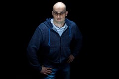 Φωτογραφία του άτριχου ατόμου με τα χέρια στα ισχία στοκ εικόνες με δικαίωμα ελεύθερης χρήσης Φωτογραφία του άτριχου ατόμου με τα χέρια στα ισχία στοκ εικόνες με δικαίωμα ελεύθερης χρήσης