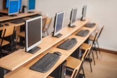 Φωτογραφία των υπολογιστών σειρών στην τάξη ή άλλο εκπαιδευτικό institu Στοκ εικόνα με δικαίωμα ελεύθερης χρήσης Φωτογραφία των υπολογιστών σειρών στην τάξη ή άλλο εκπαιδευτικό institu Στοκ εικόνα με δικαίωμα ελεύθερης χρήσης