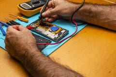 Φωτογραφίες κινηματογραφήσεων σε πρώτο πλάνο που παρουσιάζουν διαδικασία του κινητού iphone τηλεφωνικής επισκευής στοκ φωτογραφία Φωτογραφίες κινηματογραφήσεων σε πρώτο πλάνο που παρουσιάζουν διαδικασία του κινητού iphone τηλεφωνικής επισκευής στοκ φωτογραφία