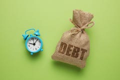 Φόροι και ενδιαφέρον στις πληρωμές χρέους Υπερήμερες πληρωμές, ποινικές ρήτρες Τσάντα με τα χρήματα και ρολόι στο πράσινο υπόβαθρ στοκ εικόνα με δικαίωμα ελεύθερης χρήσης Φόροι και ενδιαφέρον στις πληρωμές χρέους Υπερήμερες πληρωμές, ποινικές ρήτρες Τσάντα με τα χρήματα και ρολόι στο πράσινο υπόβαθρ στοκ εικόνα με δικαίωμα ελεύθερης χρήσης