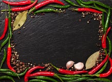 Φύλλα πιπεριών, peppercorn, σκόρδου και κόλπων τσίλι Στοκ εικόνες με δικαίωμα ελεύθερης χρήσης Φύλλα πιπεριών, peppercorn, σκόρδου και κόλπων τσίλι Στοκ εικόνες με δικαίωμα ελεύθερης χρήσης