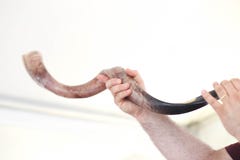 Φύσηγμα Shofar, κέρατο Shana Tova ελαφιών έτους Rosh hasanah εβραϊκό νέο στοκ φωτογραφίες Φύσηγμα Shofar, κέρατο Shana Tova ελαφιών έτους Rosh hasanah εβραϊκό νέο στοκ φωτογραφίες