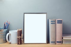 Χλεύη αφισών επάνω στο πρότυπο με τα βιβλία και τα αντικείμενα γραφείων στοκ φωτογραφία με δικαίωμα ελεύθερης χρήσης Χλεύη αφισών επάνω στο πρότυπο με τα βιβλία και τα αντικείμενα γραφείων στοκ φωτογραφία με δικαίωμα ελεύθερης χρήσης