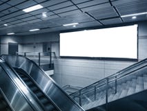 Χλεύη επάνω στον πίνακα διαφημίσεων στο σταθμό μετρό με την κυλιόμενη σκάλα στοκ φωτογραφίες Χλεύη επάνω στον πίνακα διαφημίσεων στο σταθμό μετρό με την κυλιόμενη σκάλα στοκ φωτογραφίες