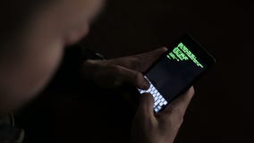 Χάκερ που χρησιμοποιεί μια συσκευή smartphone στην αεροπειρατεία Πράσινη επικάλυψη κειμένων χάραξης κώδικα Χάκερ που χρησιμοποιεί μια συσκευή smartphone στην αεροπειρατεία Πράσινη επικάλυψη κειμένων χάραξης κώδικα