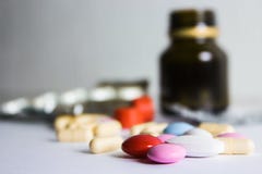 Χάπια στο άσπρο υπόβαθρο Ιατρική φροντίδα και επεξεργασία Ιατρική και χάπια, φάρμακα στο άσπρο υπόβαθρο Ζωηρόχρωμος ρόδινος, κόκκ στοκ φωτογραφίες Χάπια στο άσπρο υπόβαθρο Ιατρική φροντίδα και επεξεργασία Ιατρική και χάπια, φάρμακα στο άσπρο υπόβαθρο Ζωηρόχρωμος ρόδινος, κόκκ στοκ φωτογραφίες