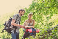 Χάρτης ανάγνωσης ζευγών πεζοπορίας backpacking στο ταξίδι Στοκ Εικόνες Χάρτης ανάγνωσης ζευγών πεζοπορίας backpacking στο ταξίδι Στοκ Εικόνες