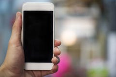 Χέρι Smartphone - χέρι ατόμων που κρατά το άσπρο smartphone με τη μαύρη οθόνη - που χρησιμοποιεί το κινητό τηλεφωνικό κενό στοκ φωτογραφία με δικαίωμα ελεύθερης χρήσης Χέρι Smartphone - χέρι ατόμων που κρατά το άσπρο smartphone με τη μαύρη οθόνη - που χρησιμοποιεί το κινητό τηλεφωνικό κενό στοκ φωτογραφία με δικαίωμα ελεύθερης χρήσης