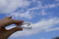 Χέρι γυναίκας που κρατά διαφανές οδοντικό orthodontics στοκ φωτογραφία Χέρι γυναίκας που κρατά διαφανές οδοντικό orthodontics στοκ φωτογραφία