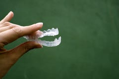 Χέρι γυναίκας που κρατά διαφανές οδοντικό orthodontics στοκ εικόνες με δικαίωμα ελεύθερης χρήσης Χέρι γυναίκας που κρατά διαφανές οδοντικό orthodontics στοκ εικόνες με δικαίωμα ελεύθερης χρήσης
