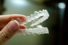 Χέρι γυναίκας που κρατά διαφανές οδοντικό orthodontics στο σωστό τ στοκ εικόνες Χέρι γυναίκας που κρατά διαφανές οδοντικό orthodontics στο σωστό τ στοκ εικόνες