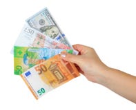 Χέρι γυναικών ` s που κρατά έναν ανεμιστήρα χρημάτων με τέσσερα νομίσματα στοκ εικόνες με δικαίωμα ελεύθερης χρήσης Χέρι γυναικών ` s που κρατά έναν ανεμιστήρα χρημάτων με τέσσερα νομίσματα στοκ εικόνες με δικαίωμα ελεύθερης χρήσης