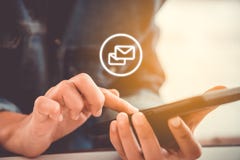 Χέρι γυναικών που χρησιμοποιεί το smartphone για να στείλει και να λάβει το ηλεκτρονικό ταχυδρομείο στοκ εικόνα με δικαίωμα ελεύθερης χρήσης Χέρι γυναικών που χρησιμοποιεί το smartphone για να στείλει και να λάβει το ηλεκτρονικό ταχυδρομείο στοκ εικόνα με δικαίωμα ελεύθερης χρήσης