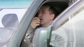 Χέρι εκμετάλλευσης ατόμων microphon και μιλώντας στο ραδιόφωνο στο αυτοκίνητό του απόθεμα βίντεο Χέρι εκμετάλλευσης ατόμων microphon και μιλώντας στο ραδιόφωνο στο αυτοκίνητό του απόθεμα βίντεο
