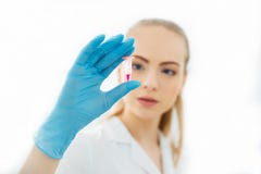 Χέρι ενός τεχνικού εργαστηρίων που κρατά έναν μίνι σωλήνα δοκιμής με το δείγμα αίματος για την ανάλυση στοκ εικόνες με δικαίωμα ελεύθερης χρήσης Χέρι ενός τεχνικού εργαστηρίων που κρατά έναν μίνι σωλήνα δοκιμής με το δείγμα αίματος για την ανάλυση στοκ εικόνες με δικαίωμα ελεύθερης χρήσης