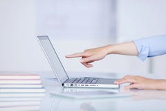 Χέρι επιχειρηματία που δείχνει στην οθόνη lap-top στο γραφείο Στοκ Φωτογραφία Χέρι επιχειρηματία που δείχνει στην οθόνη lap-top στο γραφείο Στοκ Φωτογραφία