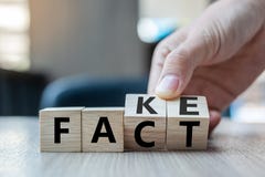 Χέρι επιχειρησιακών ατόμων που κρατά τον ξύλινο κύβο με το κτύπημα πέρα από την ΑΠΟΜΙΜΗΣΗ φραγμών στη λέξη ΓΕΓΟΝΟΤΟΣ στο επιτραπέ στοκ εικόνες με δικαίωμα ελεύθερης χρήσης Χέρι επιχειρησιακών ατόμων που κρατά τον ξύλινο κύβο με το κτύπημα πέρα από την ΑΠΟΜΙΜΗΣΗ φραγμών στη λέξη ΓΕΓΟΝΟΤΟΣ στο επιτραπέ στοκ εικόνες με δικαίωμα ελεύθερης χρήσης