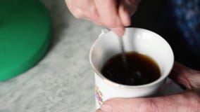 Χέρι και φλυτζάνι του τσαγιού φιλμ μικρού μήκους Χέρι και φλυτζάνι του τσαγιού φιλμ μικρού μήκους