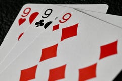 Χέρι 999 καρτών στο μαύρο κατασκευασμένο υπόβαθρο στοκ εικόνα Χέρι 999 καρτών στο μαύρο κατασκευασμένο υπόβαθρο στοκ εικόνα