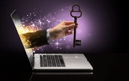 Χέρι με το κλειδί που βγαίνει από ένα lap-top στοκ εικόνα Χέρι με το κλειδί που βγαίνει από ένα lap-top στοκ εικόνα