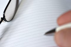 Χέρι που κρατά την ασημένια κινηματογράφηση σε πρώτο πλάνο μανδρών επιστολή γραψίματος χεριών, κατάλογος, σχέδιο, κάνοντας τις ση Στοκ φωτογραφία με δικαίωμα ελεύθερης χρήσης Χέρι που κρατά την ασημένια κινηματογράφηση σε πρώτο πλάνο μανδρών επιστολή γραψίματος χεριών, κατάλογος, σχέδιο, κάνοντας τις ση Στοκ φωτογραφία με δικαίωμα ελεύθερης χρήσης