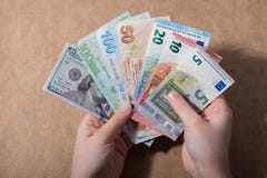 Χέρι που κρατά το αμερικανικό δολάριο στο ξύλινο υπόβαθρο στοκ φωτογραφία με δικαίωμα ελεύθερης χρήσης Χέρι που κρατά το αμερικανικό δολάριο στο ξύλινο υπόβαθρο στοκ φωτογραφία με δικαίωμα ελεύθερης χρήσης
