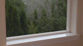 Χέρι που ξεσκονίζει μια στρωματοειδή φλέβα παραθύρων και τις διαδρομές παραθύρων με ένα ύφασμα για να μειώσει τα αλλεργιογόνα για φιλμ μικρού μήκους Χέρι που ξεσκονίζει μια στρωματοειδή φλέβα παραθύρων και τις διαδρομές παραθύρων με ένα ύφασμα για να μειώσει τα αλλεργιογόνα για φιλμ μικρού μήκους
