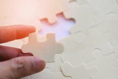 Χέρι που προσπαθεί να συνδέσει το γρίφο τορνευτικών πριονιών στη σύνδεση κομματιού τορνευτικών πριονιών υποβάθρου στοκ εικόνες Χέρι που προσπαθεί να συνδέσει το γρίφο τορνευτικών πριονιών στη σύνδεση κομματιού τορνευτικών πριονιών υποβάθρου στοκ εικόνες