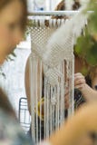 Χέρι που υφαίνει τον μπεζ τάπητα νημάτων macrame στοκ φωτογραφίες με δικαίωμα ελεύθερης χρήσης Χέρι που υφαίνει τον μπεζ τάπητα νημάτων macrame στοκ φωτογραφίες με δικαίωμα ελεύθερης χρήσης