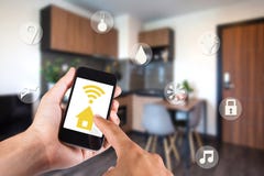 Χέρι που χρησιμοποιεί το smartphone από app το έξυπνο σπίτι σε κινητό στοκ φωτογραφία με δικαίωμα ελεύθερης χρήσης Χέρι που χρησιμοποιεί το smartphone από app το έξυπνο σπίτι σε κινητό στοκ φωτογραφία με δικαίωμα ελεύθερης χρήσης