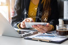 Χέρι που χρησιμοποιεί το έξυπνο τηλέφωνο, κινητές σε απευθείας σύνδεση αγορές πληρωμών, omni στοκ εικόνες με δικαίωμα ελεύθερης χρήσης Χέρι που χρησιμοποιεί το έξυπνο τηλέφωνο, κινητές σε απευθείας σύνδεση αγορές πληρωμών, omni στοκ εικόνες με δικαίωμα ελεύθερης χρήσης