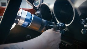 Χέρι προσώπου που παρεμβάλλει το κλειδί για να αρχίσει το αυτοκίνητο στοκ φωτογραφία με δικαίωμα ελεύθερης χρήσης Χέρι προσώπου που παρεμβάλλει το κλειδί για να αρχίσει το αυτοκίνητο στοκ φωτογραφία με δικαίωμα ελεύθερης χρήσης