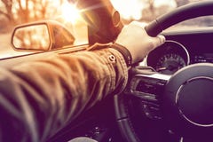 Χέρι στο Drive αυτοκινήτων ροδών στοκ φωτογραφία με δικαίωμα ελεύθερης χρήσης Χέρι στο Drive αυτοκινήτων ροδών στοκ φωτογραφία με δικαίωμα ελεύθερης χρήσης