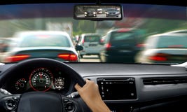 Χέρι στο τιμόνι κατά τη διάρκεια της κυκλοφοριακής συμφόρησης Στοκ Φωτογραφία Χέρι στο τιμόνι κατά τη διάρκεια της κυκλοφοριακής συμφόρησης Στοκ Φωτογραφία