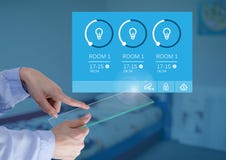 Χέρι σχετικά με App φω'των συστημάτων αυτοματοποίησης οθόνης και σπιτιών γυαλιού τη διεπαφή στοκ εικόνα Χέρι σχετικά με App φω'των συστημάτων αυτοματοποίησης οθόνης και σπιτιών γυαλιού τη διεπαφή στοκ εικόνα